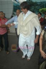 Amitabh Bachchan snapped with designer bag on 6th Aug 2011 (11).JPG